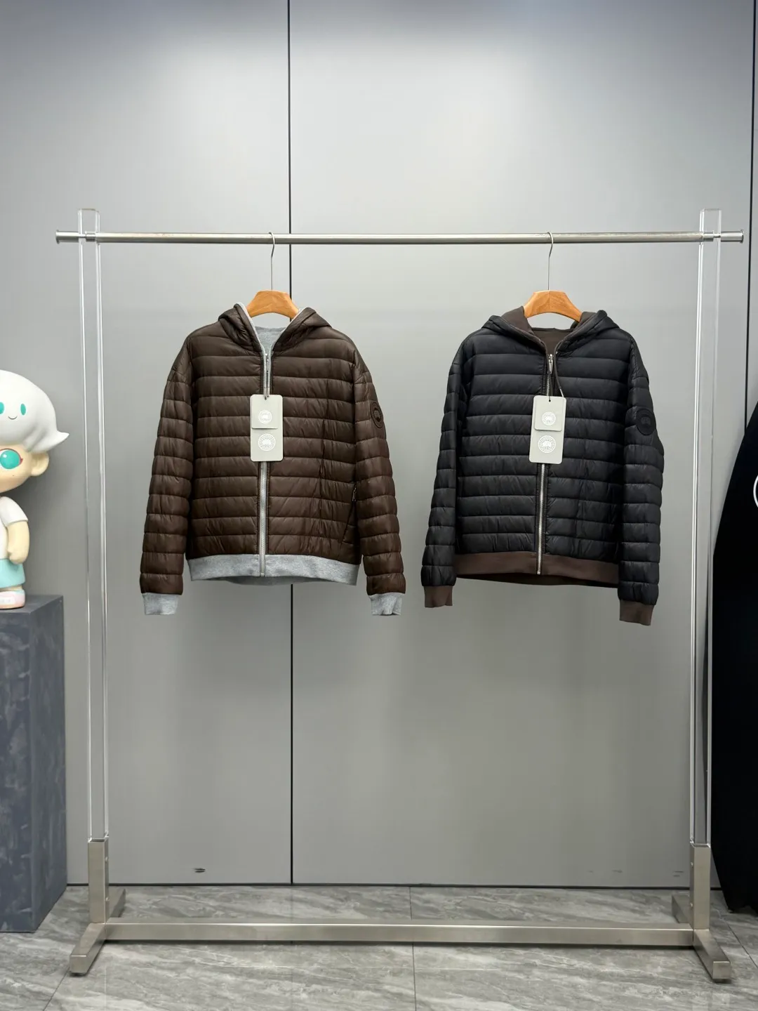 Can goose Quality ， ， ， Breathable ， ， ， 。B ， ， 、 ， ， ， ， Lightweight ， ， 。 90 140g ， ， ， ， 。 。 ， 、 、 ， ， 、 。 ， ， 。 ， ， ， 。 ， ， ， 。 A ， ， Classic ， ； B ， ， ； ， ， 。 ：Black Size：S-M-L